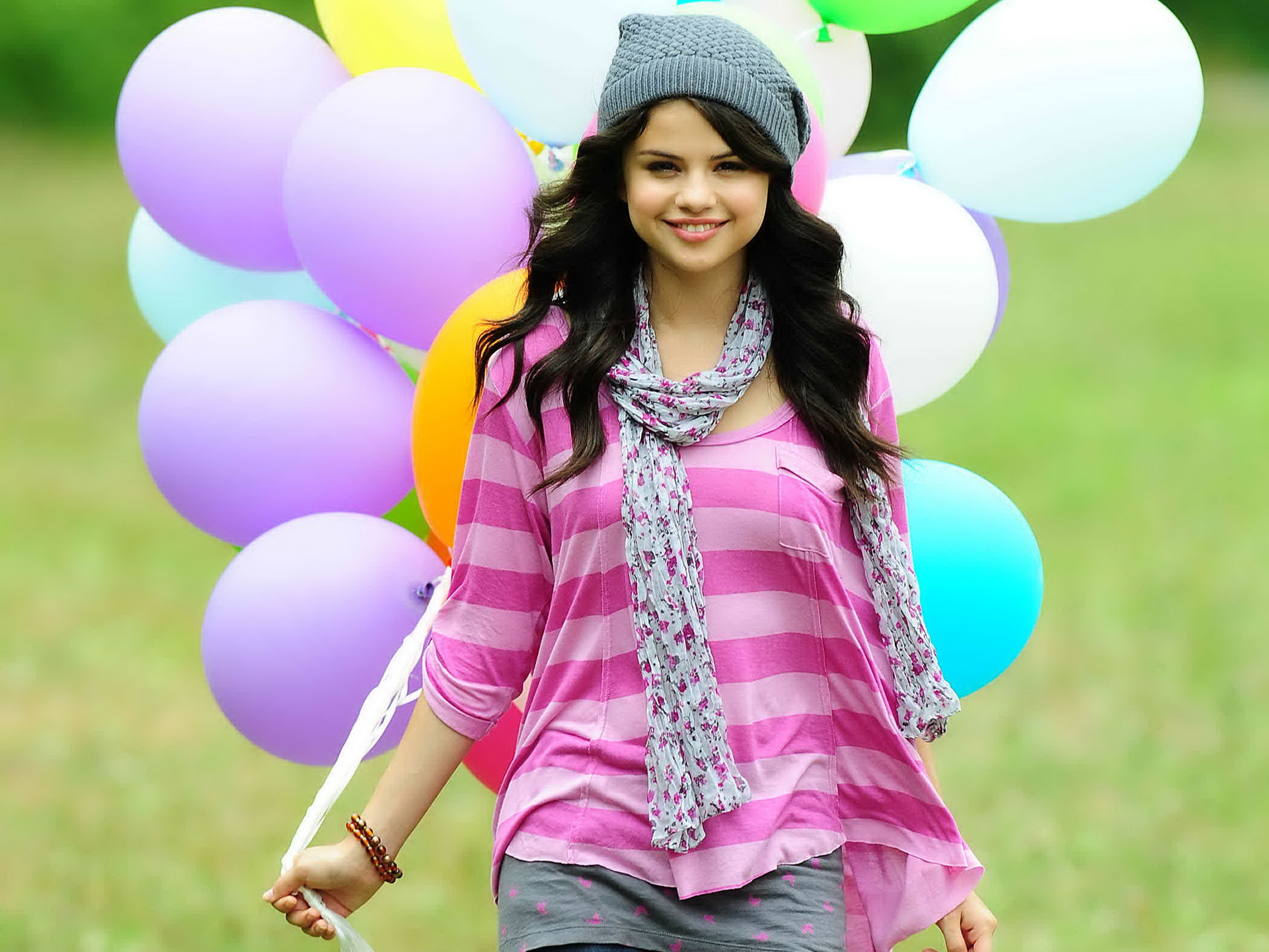 http://ax2pix1.persiangig.com/image/Female%20celebrities/Selena%20Gomez/Ax2pix%E2%84%A2-wallpaper-955832.jpg